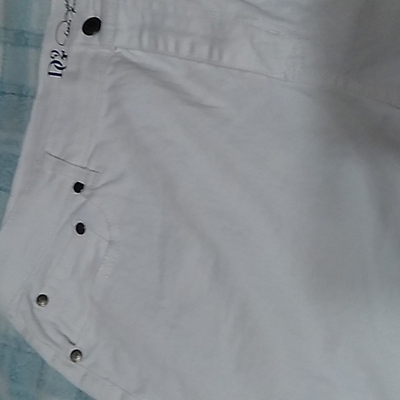 🌷🪻🌺 White DG2 Jeans with distress in knee area.   NWT. 18W - Picture 11 of 17